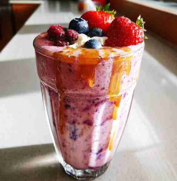 🍓 5 Fruit Smoothies That Taste Incredible 1. Strawberry Banana Classic Tastes like: Strawberry milk...