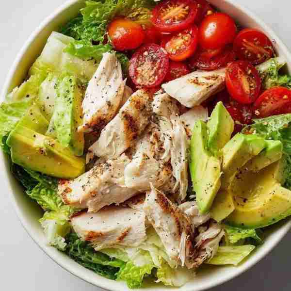 🥗 Grilled Chicken Avocado Salad Bowl Ingredients: 1 grilled chicken breast, shredded or sliced 1/2...