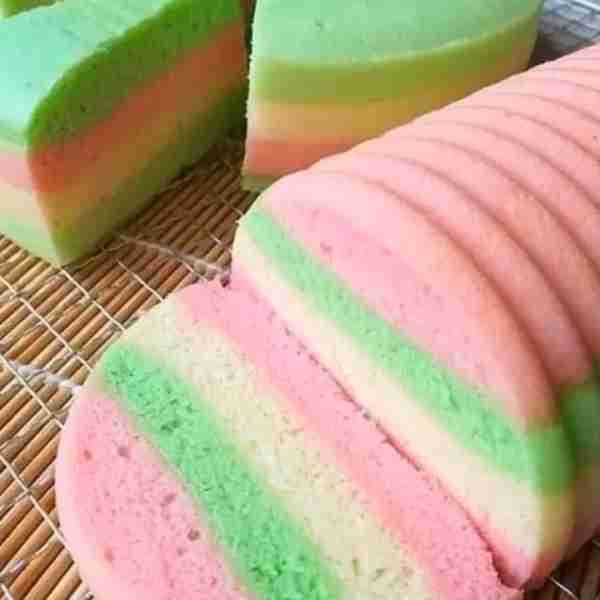 Bolu kukus pelangi Bahan: - 8 butir putih telur (kira-kira 280 cc) - 1 sdt cake emulsifier (Ovalet/S...
