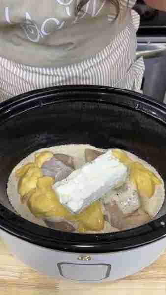 Pot Roast Slow Cooker Ingredients: ⦁ 3–4 lb beef chuck roast ⦁ 4 Tbsp olive oil (divided) ⦁ 2 cups b...