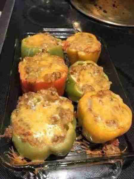 DOES ANYONE HERE ACTUALLY EAT ”STUFFED BELL PEPPERS 😋😍 Ingredients: 6 medium green peppers 1 lb gr...
