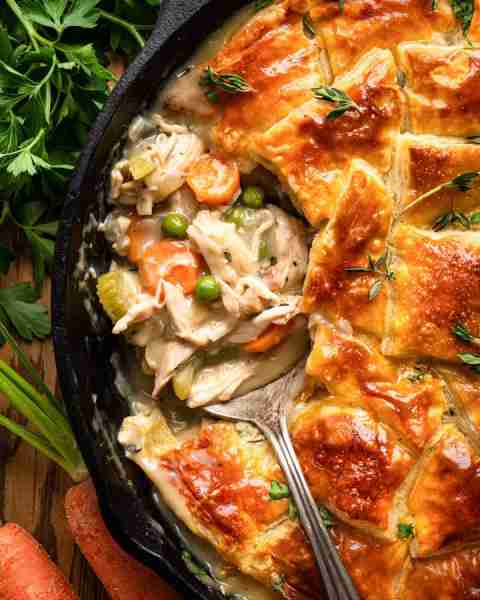 𝐏𝐔𝐅𝐅 𝐏𝐀𝐒𝐓𝐑𝐘 𝐂𝐇𝐈𝐂𝐊𝐄𝐍 𝐏𝐎𝐓 𝐏𝐈𝐄 topped with a mosaic of golden store-bought puff pastry squares. No pie...