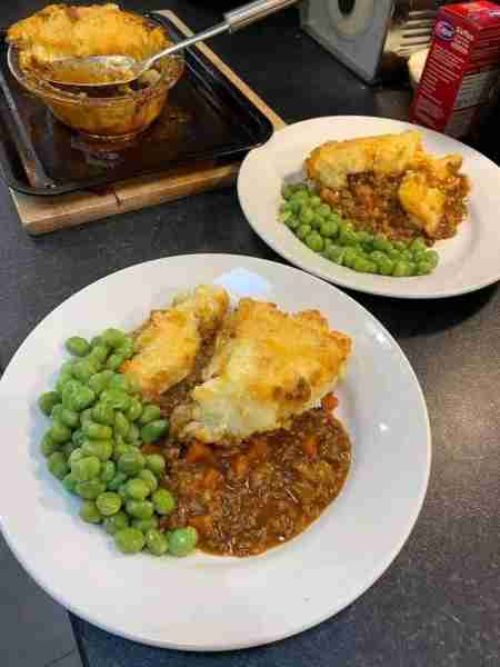 Cheesy topped cottage pie with marrowfat peas 😋