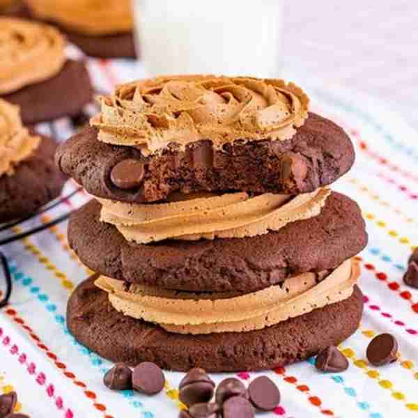 Soft-Baked Chocolate Cake Cookies! 🤎 Chocolate fudge frosting makes these cookies a chocolate lover...