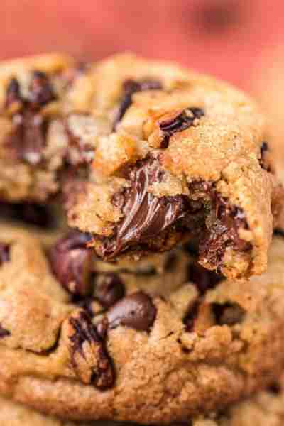 🍪✨Craving a delicious quick treat? Look no further than these jumbo Brown Butter Pecan Chocolate C...