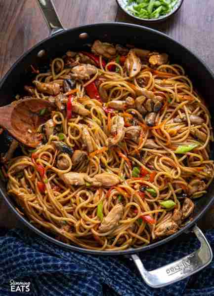 https://www.slimmingeats.com/blog/one-pot-asian-garlic-chicken-noodles This One Pot Asian Garlic Chi...