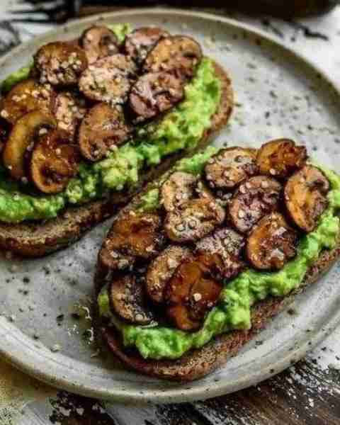 AVOCADO GARLICKY MUSHROOM TOAST! Recipe: . Makes 2 large slices of toast for the mushrooms: About 25...