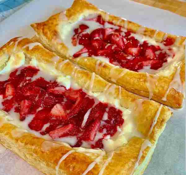 Strawberry Cream Cheese Danish 🍓🍓🍓 Ingredients: 1 sheet puff pastry thawed 8 oz cream cheese, sof...