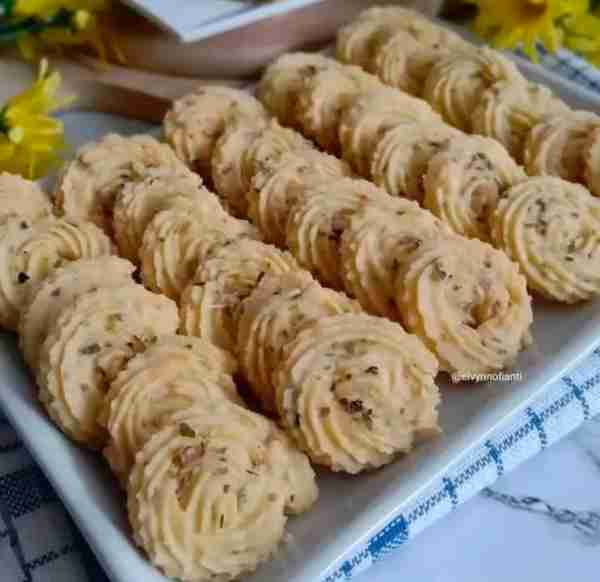 Kukis Gurih Lumer (Savory Cookies) Rebake: elvynnofianti Bahan: 100 gr salted butter 50 gr margarin...