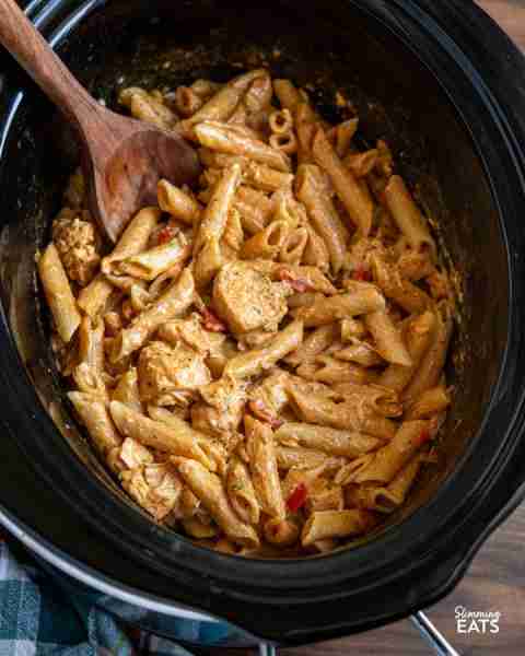https://www.slimmingeats.com/blog/slow-cooker-creamy-cajun-chicken-pasta Slow Cooker Creamy Cajun Ch...