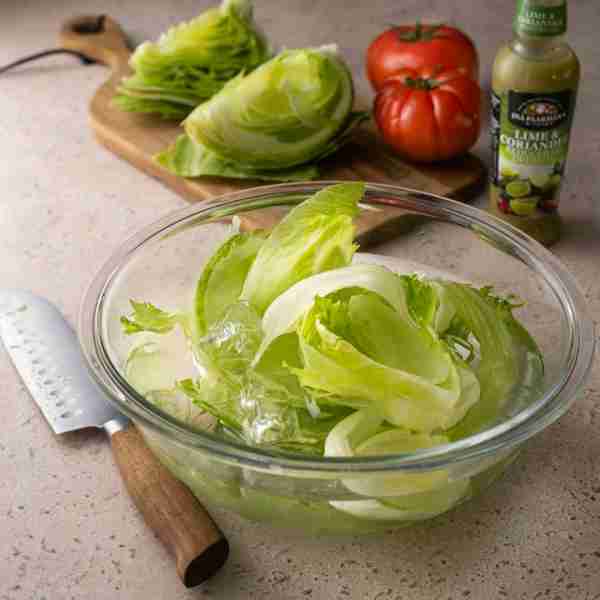 𝗛𝗼𝘄 𝘁𝗼 𝗰𝗿𝗶𝘀𝗽 𝘂𝗽 𝗹𝗶𝗺𝗽 𝗹𝗲𝘁𝘁𝘂𝗰𝗲 Did you know you can revive slightly limp lettuce leaves by soaking th...
