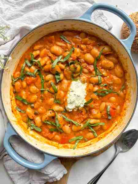 These red pesto butter beans never fail 😍 try them for a quick and easy one pot vegetarian dinner...
