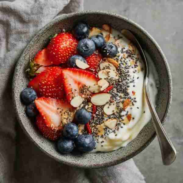 🍓 Fresh strawberries (sliced) 🫐 Blueberries 🥛 Greek yogurt (or plain yogurt) 🌰 Sliced almonds 🌱...