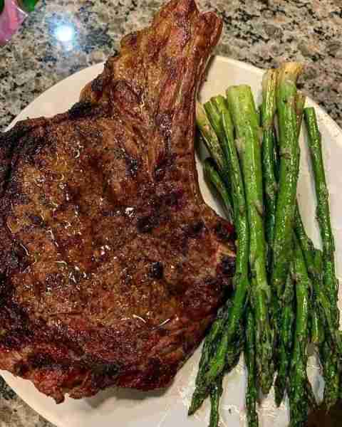 🔥 Caramelized Ribeye Steak with Creamy Mashed Potatoes 😍 👉Ingredients: ➡️ For the Steak & Onions...