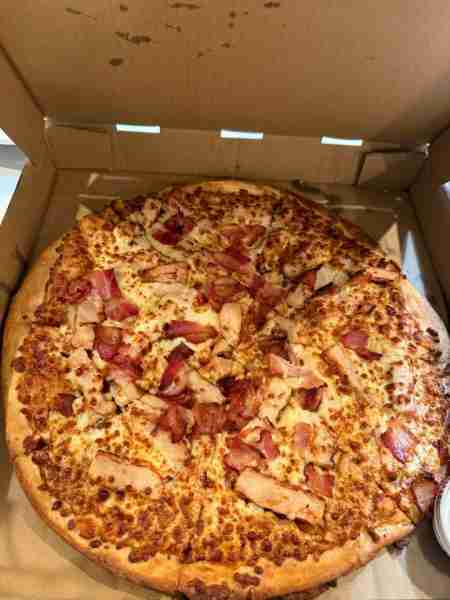 Chicken bacon pizza 😋😋😋
