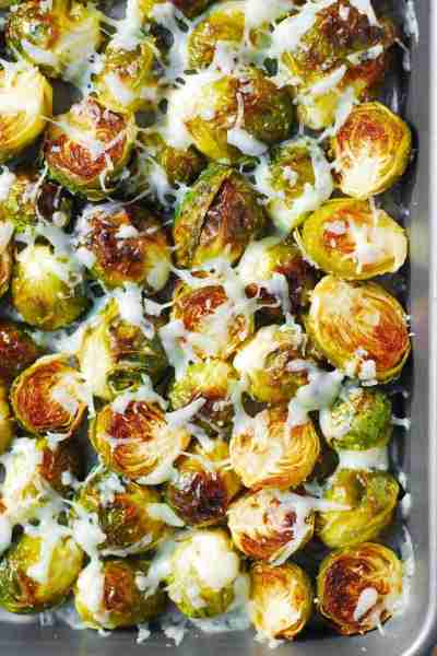 🍁 FALL SIDE DISH: Asiago Roasted Brussels Sprouts. So crunchy!🍁