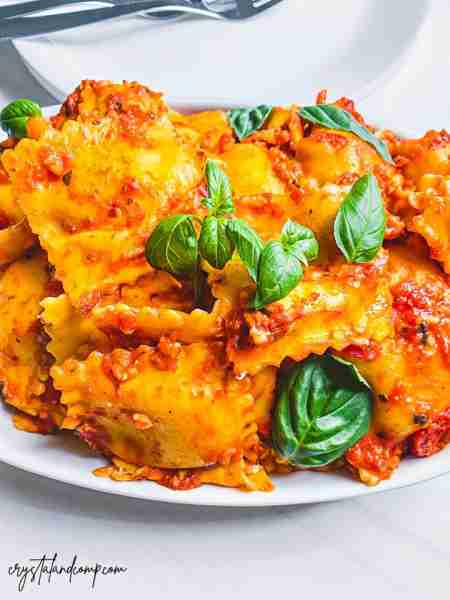 ❤️ CROCKPOT RAVIOLI Toss this in the slow cooker- dinner is done on your time table! RECIPE IN THE C...
