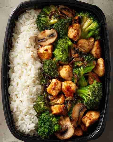 🔥 Meal-Prep Chicken with Broccoli, Mushrooms & Rice 🍗🥦🍄🍚 Prep time: 20 mins Cook time: 25 mins...