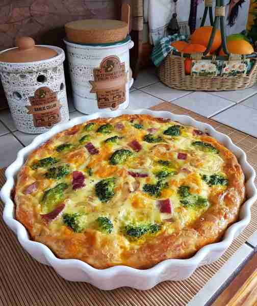 BROCCOLI HAM & CHEESE CRUSTLESS QUICHE 🥦🧀🍖🥘 This crustless quiche is a delicious, low carb lunch...