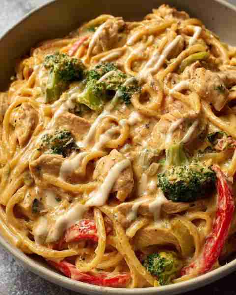 🍝 Creamy Chicken Veggie Pasta with Garlic Sauce 🥦🌶️ Prep Time: 15 minutes Cook Time: 25 minutes Se...