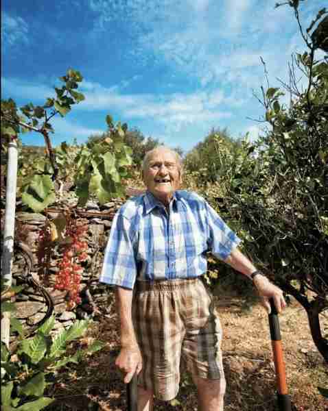 In 1976, doctors in the US told Stamatis Moraitis he had lung cancer and only months to live. He ret...