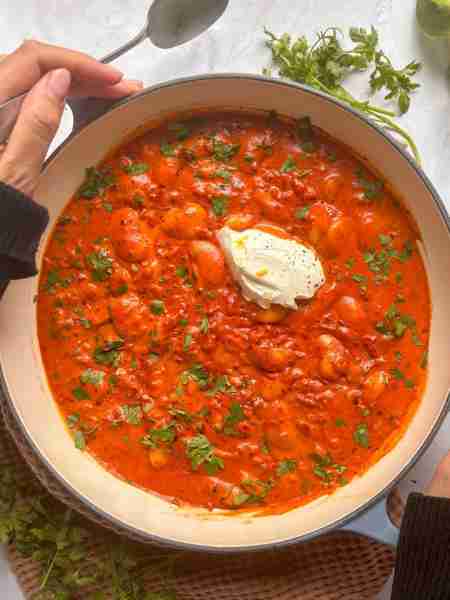 Beautiful harissa butter beans 💜 Such a great smoky, spicy, fiery one-pot beans dish that's so tast...
