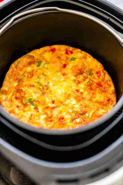 Air Fryer Omelette.🌼 Is my new favorite mess-free way to make a fluffy omelet without babysitting t...