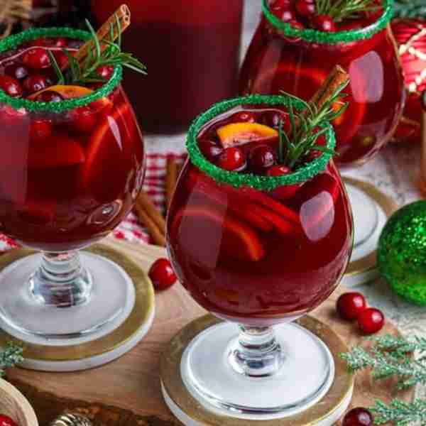 Christmas Sangria! 💖💚 A delicious and refreshing winter themed red wine sangria! 🎅 RECIPE BELOW!