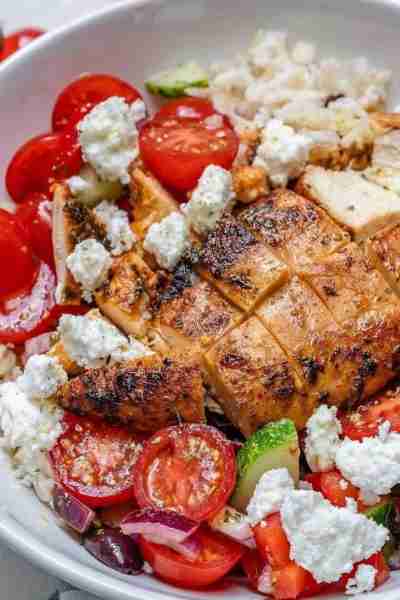 Greek Chicken + Rice Bowls 🍅 EXCELLENT idea for Meal Prep for your busy week! I think quinoa would...