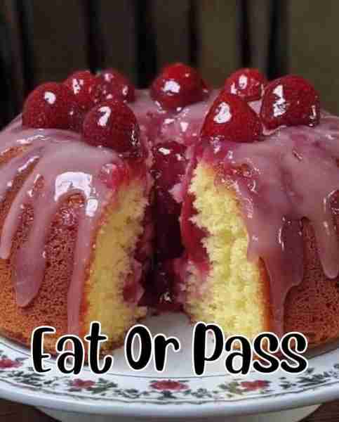 Strawberry Cheesecake Pound Cake 🍓🍰 Rich Strawberry Cheesecake Pound Cake with a Creamy Filling I...