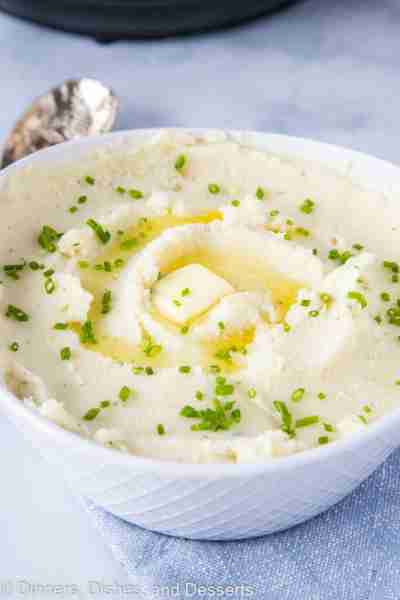 Using an Instant Pot to make Mashed Potatoes makes them SOO easy! Recipe https://dinnersdishesanddes...
