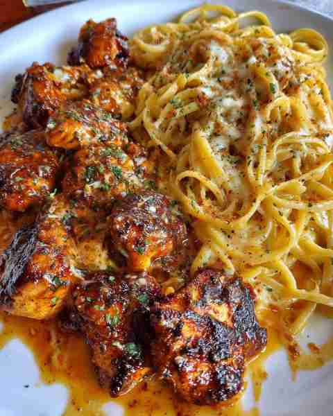 Cheesy Mozzarella Chicken Linguine in Velveeta Garlic Alfredo Ingredients: 1 pound linguine pasta 2...