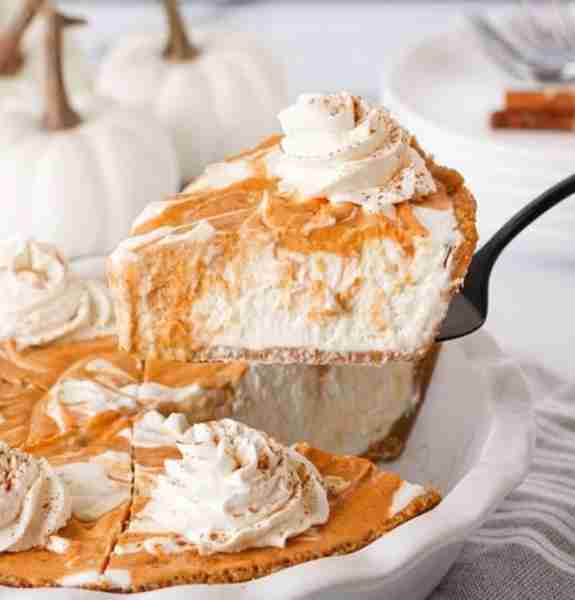 No Bake Pumpkin Cream Pie! 🧡 Say Hello to your new favorite Fall dessert! 🧡 RECIPE BELOW!