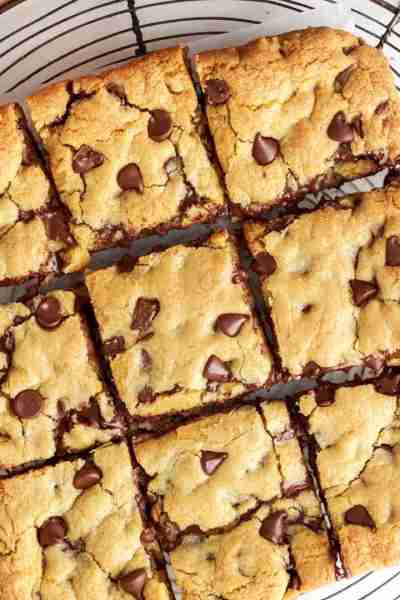 Gooey Chocolate Chip Cookie Bars! 💖 Imagine all the deliciousness of a cookie, but in bar form. It’...