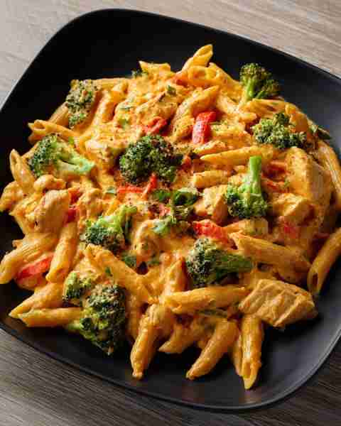 🍝 Creamy Chicken Penne with Broccoli & Red Peppers 🥦🌶️ Prep Time: 15 minutes Cook Time: 25 minutes...