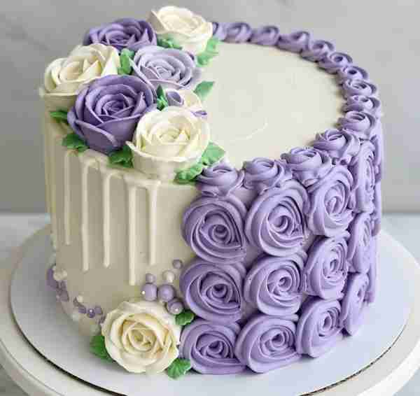 🌹 Buttercream Rose Cake Recipe 🌹 A soft vanilla layer cake decorated with elegant buttercream rose...