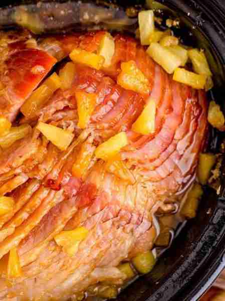 Our Crock Pot Brown Sugar Pineapple Ham is the Christmas Favorite! 💖💚 This went viral all over the...