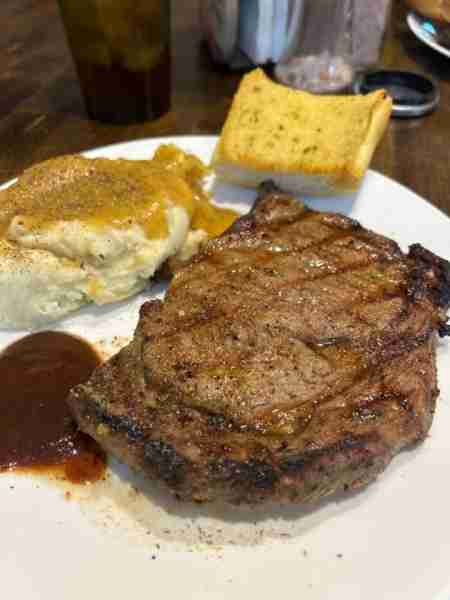 steak, mashed potatoes, gravy, garlic toast 😋😋