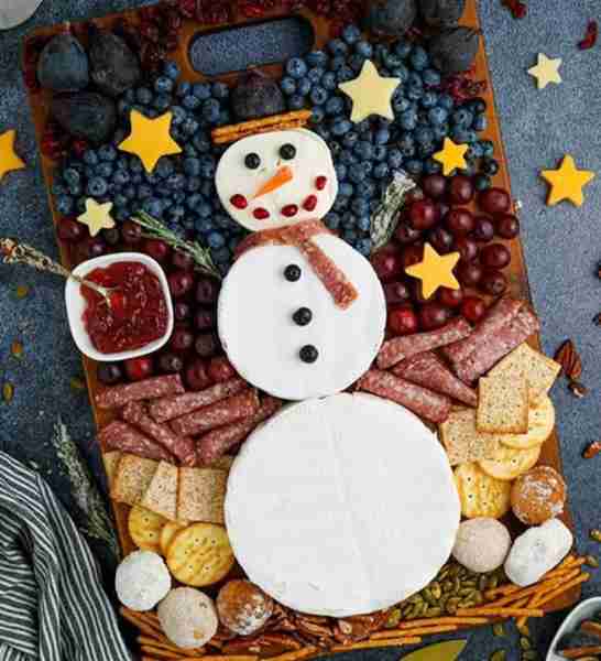 Snowman Charcuterie Board! 💖💚 Festive, adorable, and delicious! ⛄️ A satisfying appetizer for hol...