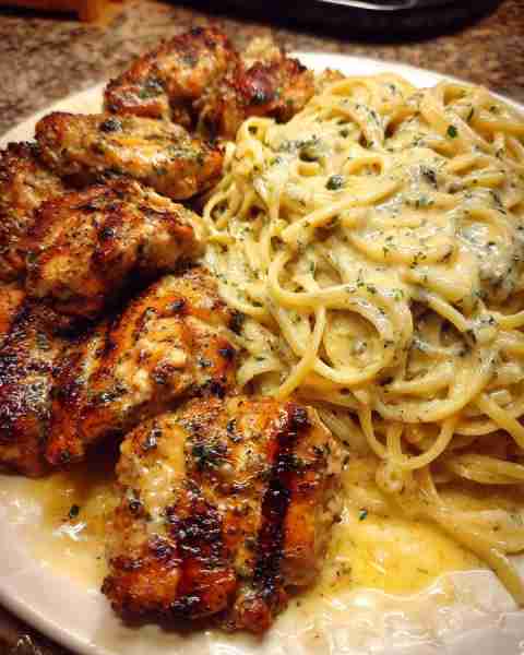 Garlic Chicken Cheesy Linguine with Mozzarella Alfredo Ingredients: 1 lb linguine pasta 2 boneless,...