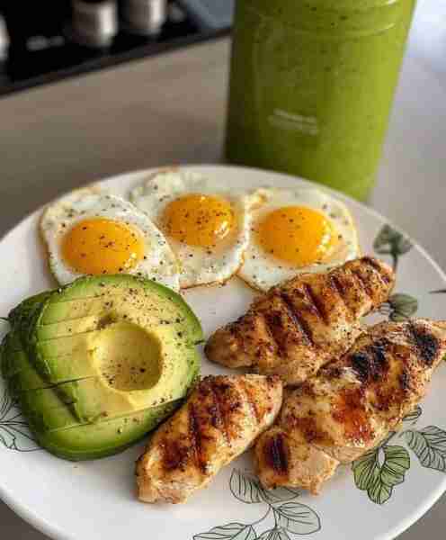 Grilled Chicken & Avocado Power Breakfast with Sunny Eggs 🥑🍳 A protein-packed and energizing break...