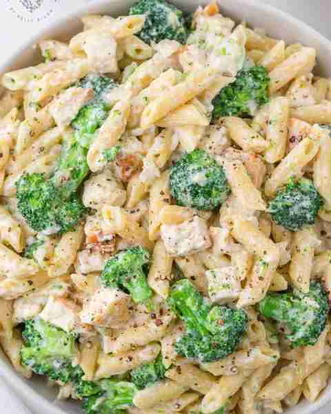 Easy Chicken and Broccoli Pasta! Adding this to the menu... Recipe created by Smart School House and...