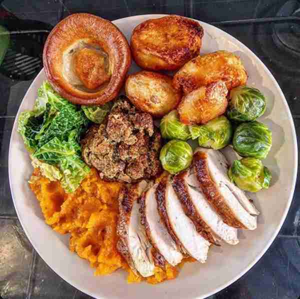 My pre drowned in gravy chicken roast, Try and find a problem with this roast – I dare you 😋💖😂👇?...