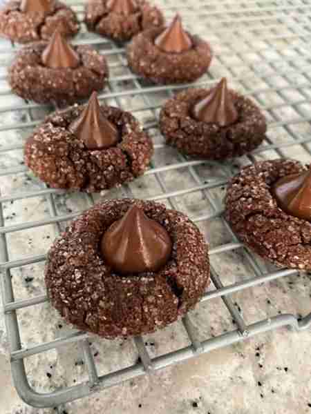 Chocolate Sugar Kiss Cookies! 💚 Everyone Loves them! 💖 RECIPE BELOW!🤎