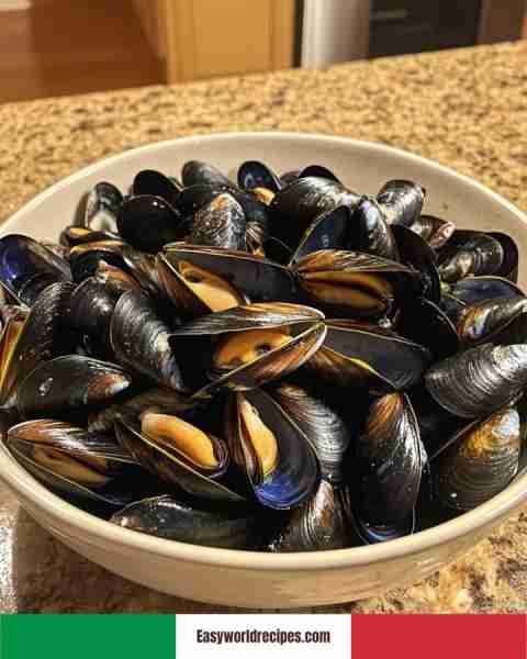 🦪 Cozze al Vapore (Steamed Mussels) Cozze al Vapore are simple yet delicious mussels steamed with g...