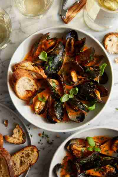 Steamed Mussels in Tomato Cream Sauce - Quick to cook, oh-so-perfect mussels in the best cream sauce...