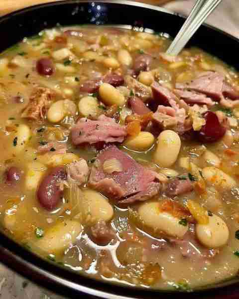 𝐖𝐎𝐔𝐋𝐃 𝐘𝐎𝐔 𝐄𝐀𝐓 𝐓𝐇𝐈𝐒 𝐁𝐄𝐀𝐍 𝐀𝐍𝐃 𝐇𝐀𝐌 𝐇𝐎𝐂𝐊 𝐒𝐎𝐔𝐏 ? Ingredients: 1 pound dried white beans (such as navy, ca...