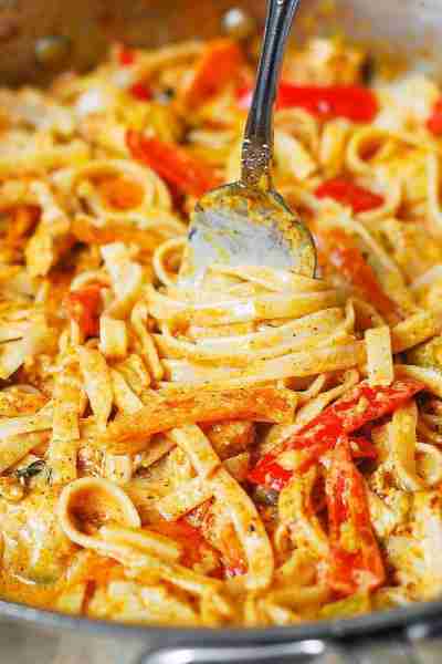 Mexican Creamy Chicken Pasta with Bell Peppers, Cheddar, and Mozzarella. 🫑🌶️