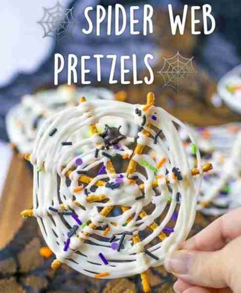 No Bake Spider Web Pretzels! 🖤 They're a fun sweet & salty Halloween snack! 🕸🖤 Recipe Below!