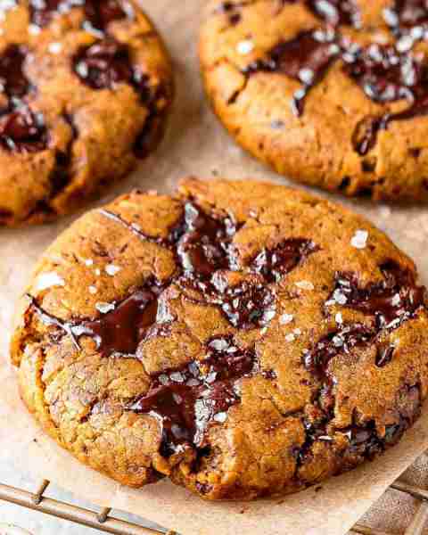 🎃 Pumpkin Brown Sugar Chocolate Chunk Cookies with Sea Salt.🎃 RECIPE: https://whatsinthepan.com/pu...